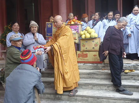 Buddhist Believers in Thai Binh city with humanitarian and charitable work